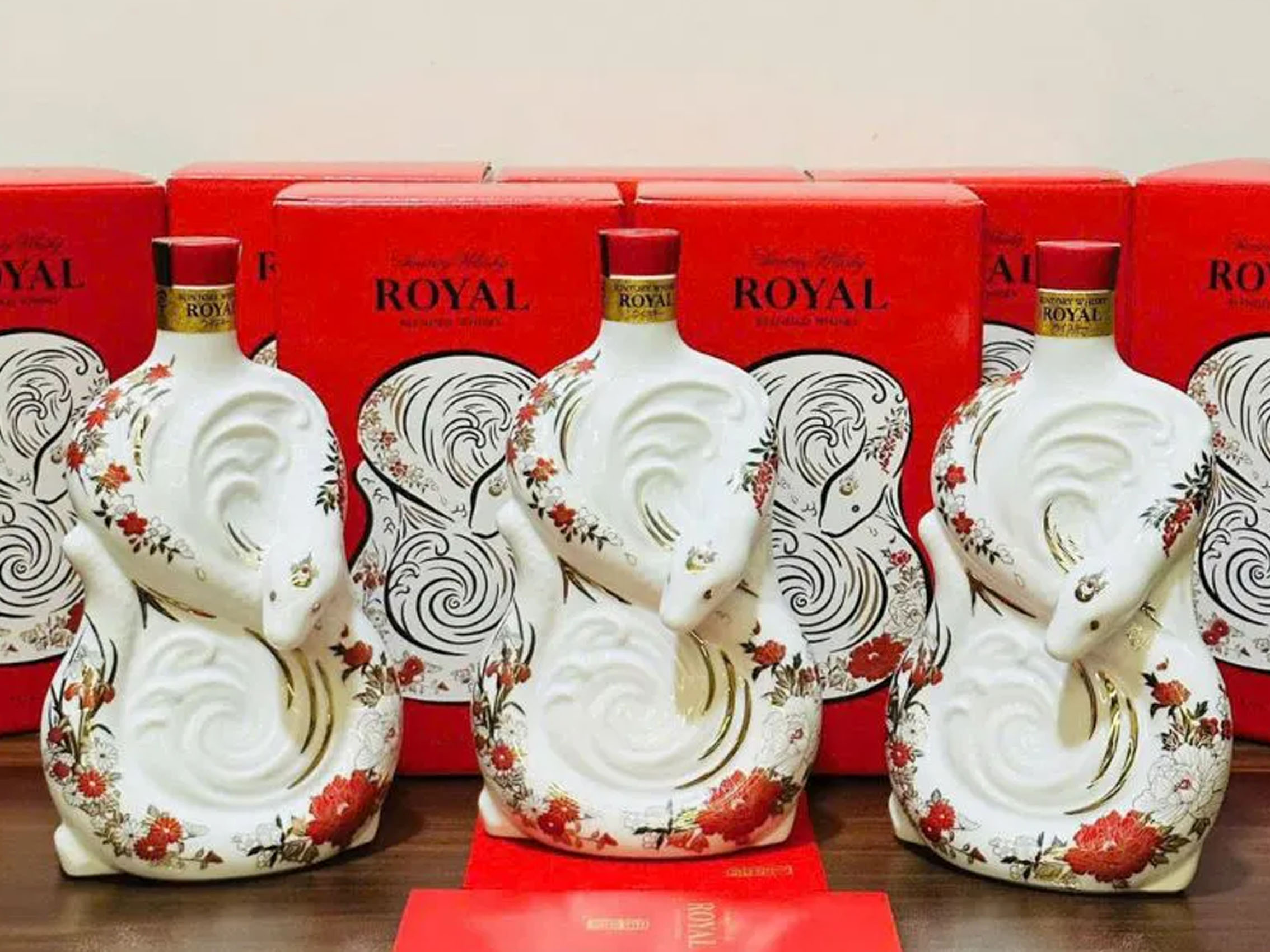 rượu suntory royal snake 2025 (hộp quà tết 2025)