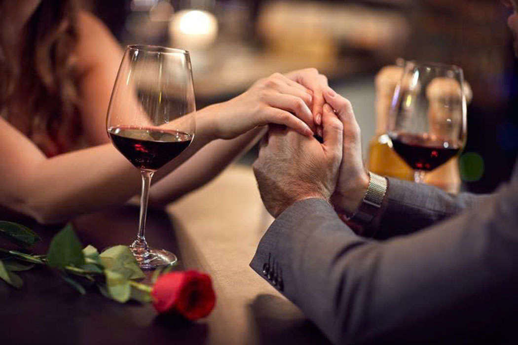 Có nên uống rượu vang trước khi đi ngủ