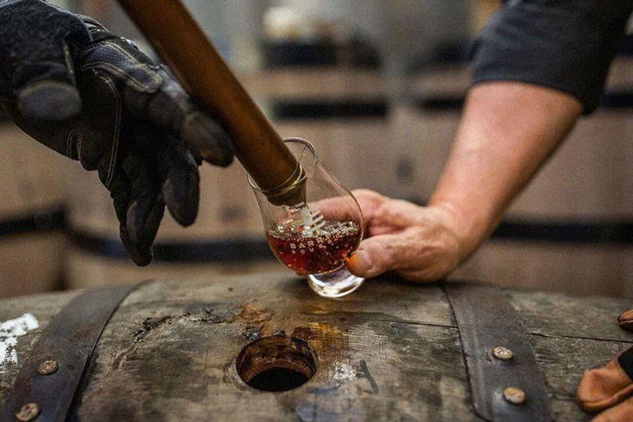 5 mẹo chọn rượu whisky biếu sếp chuẩn