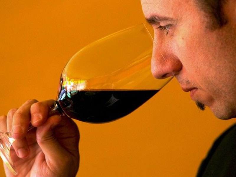 cách cầm ly vang chuẩn: thưởng thức rượu vang đỏ