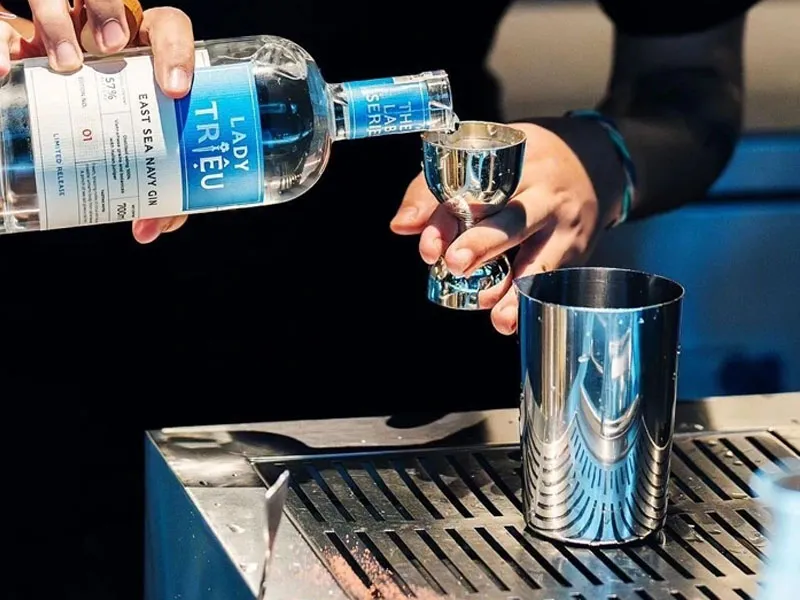 gin lady trieu east sea navy gin