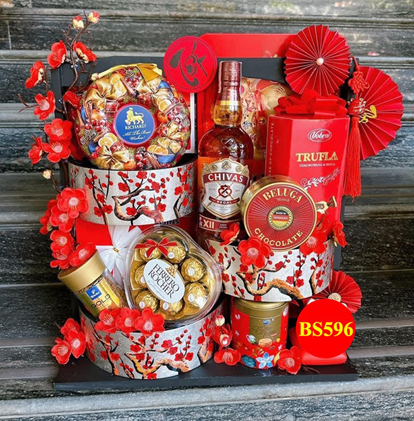 hộp quà tết rượu chivas có những phụ kiện gì đi kèm?