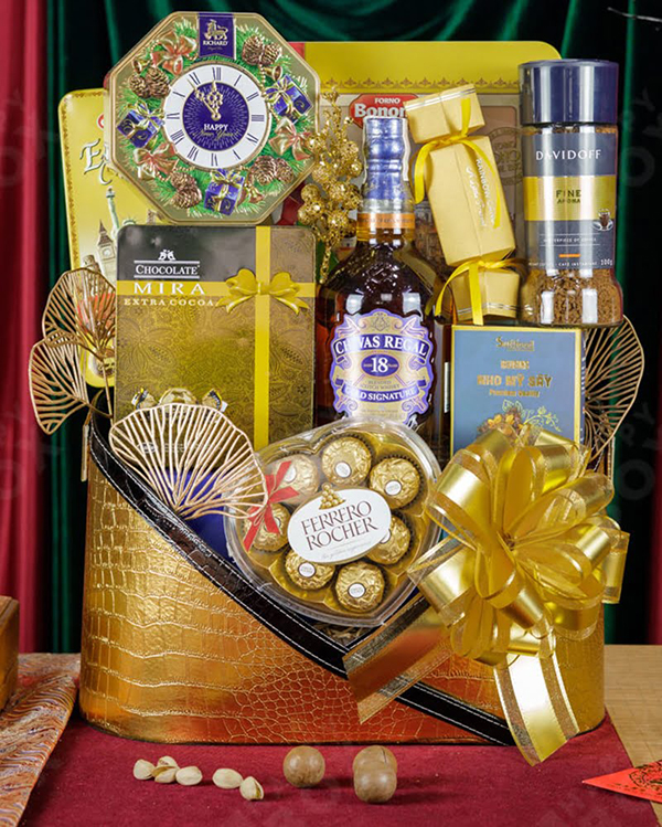 hộp quà tết rượu chivas có những phụ kiện gì đi kèm?