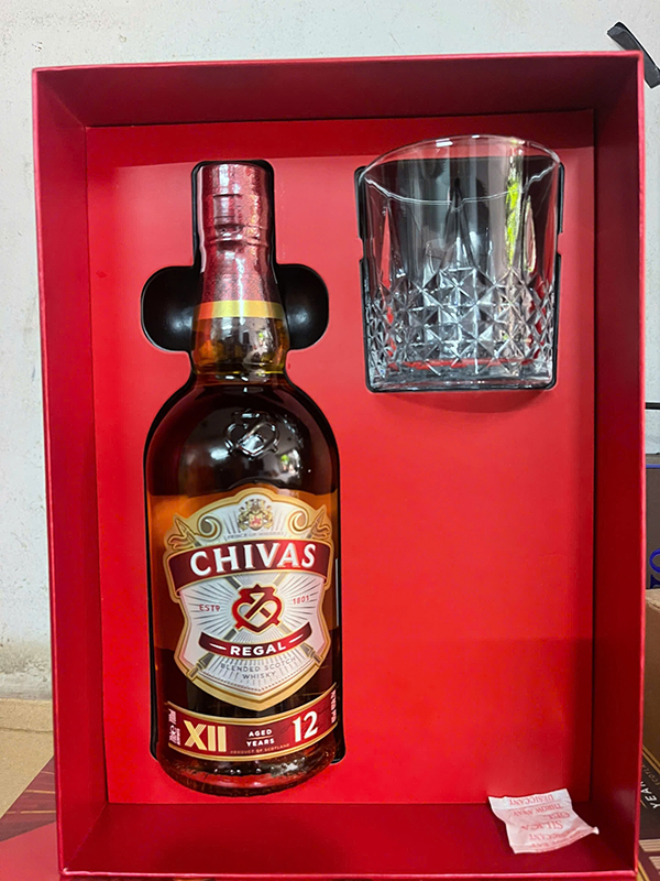 hộp quà tết rượu chivas có những phụ kiện gì đi kèm?