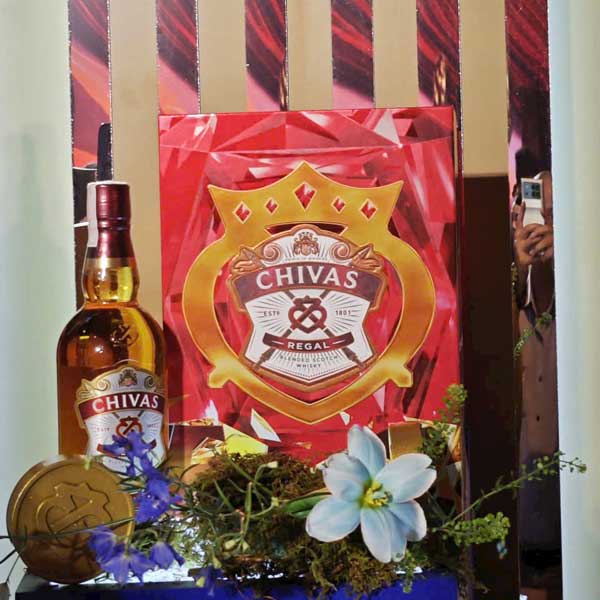 hộp quà tết rượu chivas có những phụ kiện gì đi kèm?