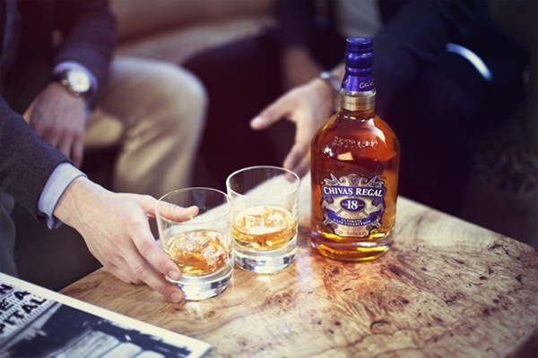 hộp quà tết rượu chivas có những phụ kiện gì đi kèm?