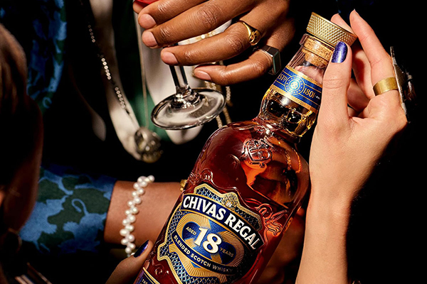 tuyển chọn quà tết 2026 với rượu chivas 18 mẫu mới